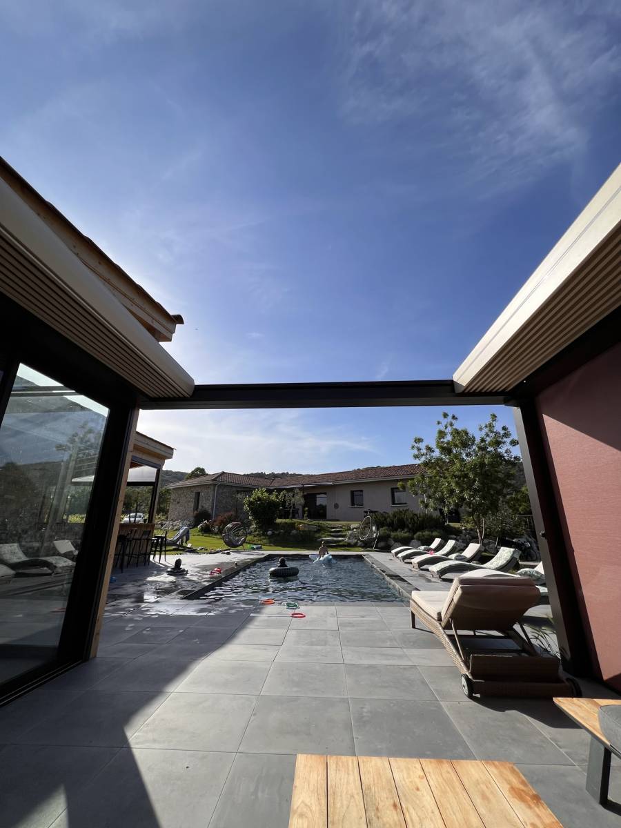 Pose d'une pergola pour obtenir un espace ombragé dans un domaine dans le Gard